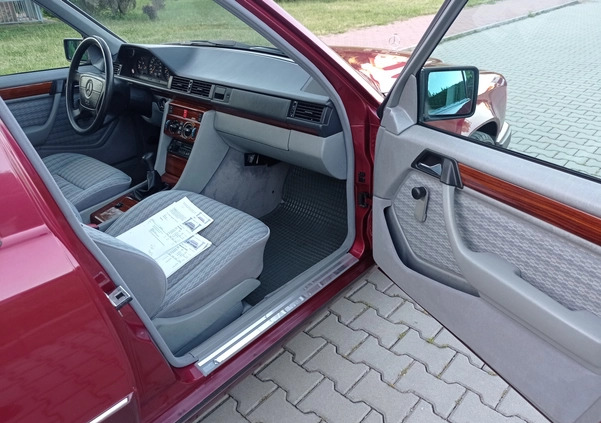 Mercedes-Benz W124 (1984-1993) cena 27400 przebieg: 230000, rok produkcji 1992 z Kielce małe 466